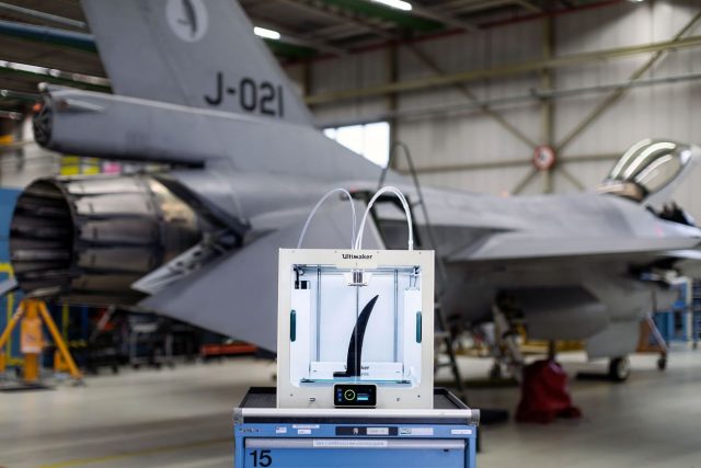 3D štampač Ultimaker S5 ispred vojnog aviona