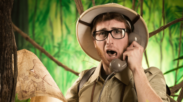 Smešni istraživač izgubljen u džungli razgovara telefonom